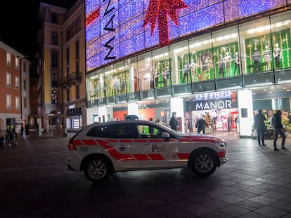 Un coche de policía frente al centro comercial donde una mujer atacó con un cuchillo a otras dos, en Lugano, Suiza, el martes.