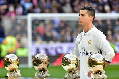 Cristiano Ronaldo posa con sus cuatro balones de oro. 