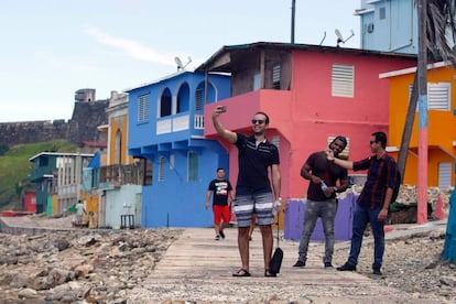 Un hombre se saca una foto en La Perla, San Juan de Puerto Rico, el lugar donde se rodó el vídeo de 'Despacito'.