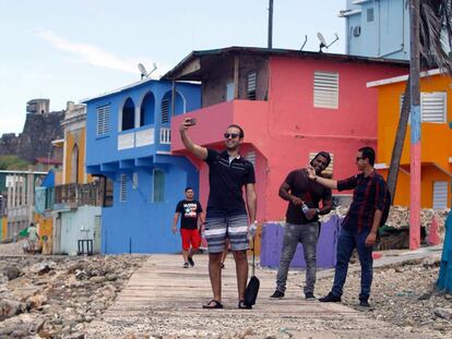 Un hombre se saca una foto en La Perla, San Juan de Puerto Rico, el lugar donde se rod&oacute; el v&iacute;deo de &#039;Despacito&#039;. 