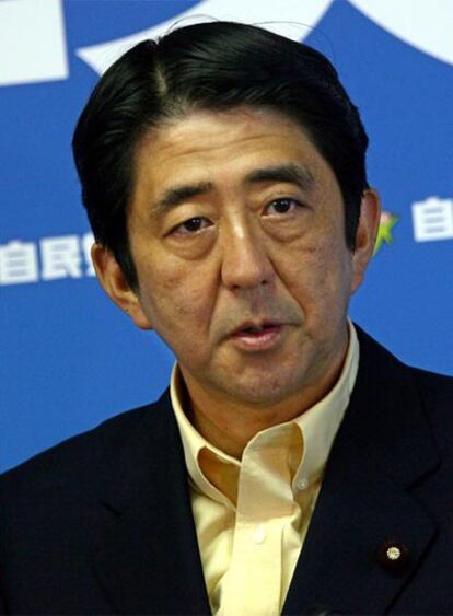 El primer ministro japonés, durante la rueda de prensa tras las elecciones.