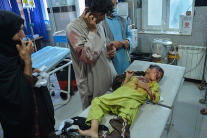 Un niño espera a ser atendido en Herat el domingo, tras resultar herido en los enfrentamientos entre el ejército afgano y los talibanes
