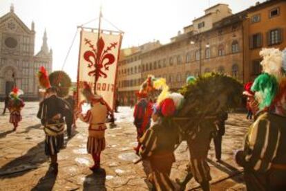 Plaza e iglesia de Santa Croce, en Florencia, durante el carnaval.