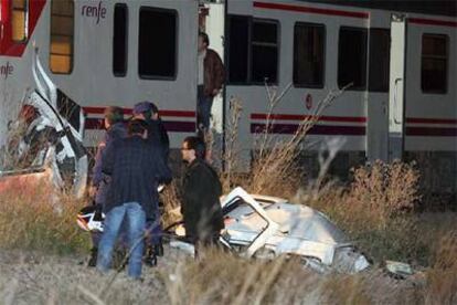 La policía inspecciona parte de la furgoneta arrollada por un tren en Alicante.