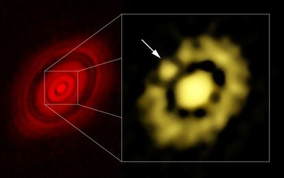 A la izquierda, imagen de la estrella LH Tau y su disco, obtenida con el radiotelescopio ALMA, en la que se aprecian surcos conc&eacute;ntricos; a la derecha, las observaciones del telescopio VLA de zona central del disco muestran una acumulaci&oacute;n de polvo (marcada con una flecha) que ser&iacute;a un embri&oacute;n de planeta.
 
 