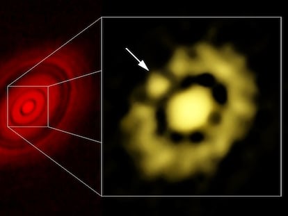 A la izquierda, imagen de la estrella LH Tau y su disco, obtenida con el radiotelescopio ALMA, en la que se aprecian surcos conc&eacute;ntricos; a la derecha, las observaciones del telescopio VLA de zona central del disco muestran una acumulaci&oacute;n de polvo (marcada con una flecha) que ser&iacute;a un embri&oacute;n de planeta.
 
 
