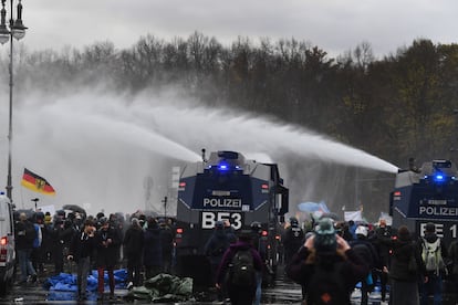 A polícia tenta dispersar manifestantes contrários às restrições contra a covid-19 na quarta-feira em Berlim.