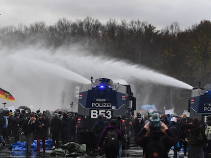 A polícia tenta dispersar manifestantes contrários às restrições contra a covid-19 na quarta-feira em Berlim.