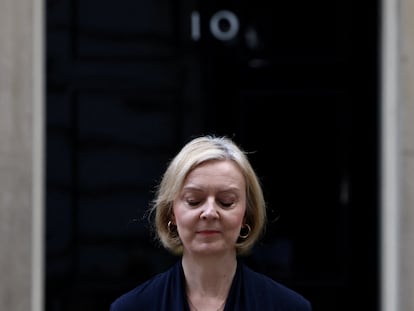 Liz Truss, durante el anuncio de su dimisión como primera ministra británica, el jueves.