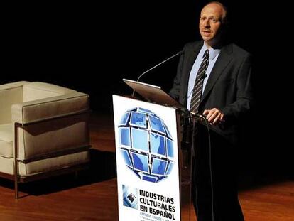 Ignacio Polanco escucha la intervención de Ariel Armony, director del Centro de Estudios Latinoamericanos, en el II Foro de analistas y prefesionales de medios audiovisuales.