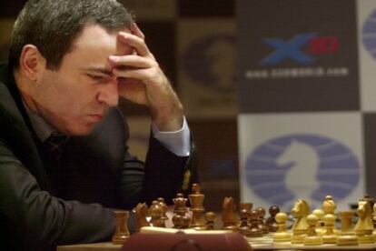 Gari Kasparov, durante su segunda partida de ajedrez contra el ordenador " Deep Junior" , en Nueva York.