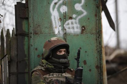 Un combatiente voluntario ucranio hace guardia en Peski, cerca de Donetsk, Ucrania.