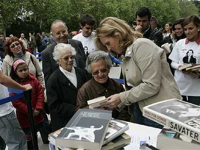 Mercedes Milá reparte libros en el Retiro