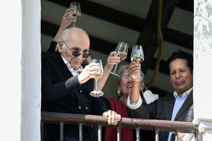 Francisco Brines celebrando ayer que se le ha otorgado el Premio Cervantes 2020.