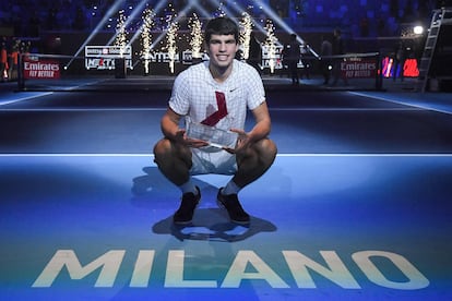 Alcaraz posa con el trofeo de campeón, este sábado en el Allianz Cloud de Milán.