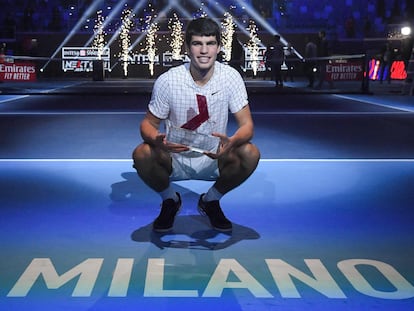 Alcaraz posa con el trofeo de campeón, este sábado en el Allianz Cloud de Milán.