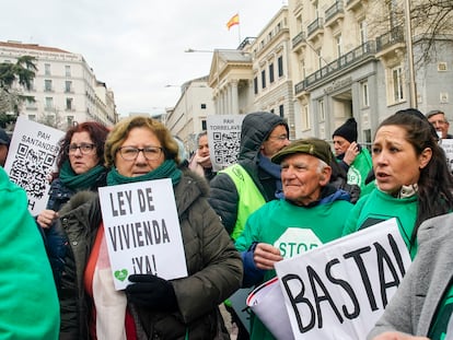 Concentración ante el Congreso para exigir la aprobación de la ley de vivienda, el pasado martes en Madrid.