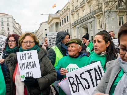 Manifestación por la ley de la vivienda en el Congreso en Madrid, el martes.