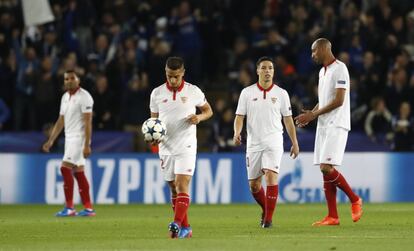 Los jugadores del Sevilla Steven N'Zonzi, Samir Nasri y Wissam Ben Yedder se lamentan mientras llevan el balón al centro del campo tras el gol del Leicester.