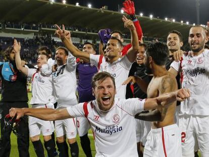 Los jugadores del Sevilla celebran su pase a la final de la Liga Europa. 