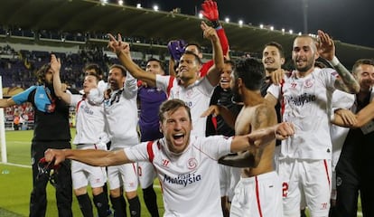Los jugadores del Sevilla celebran su pase a la final de la Liga Europa. 