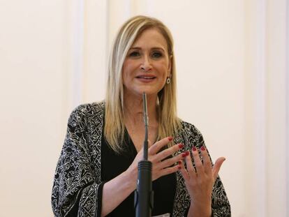 Dice Cristina Cifuentes que no se va a ir de vacaciones porque no encuentra mejor sitio para pasar agosto que su oficina.