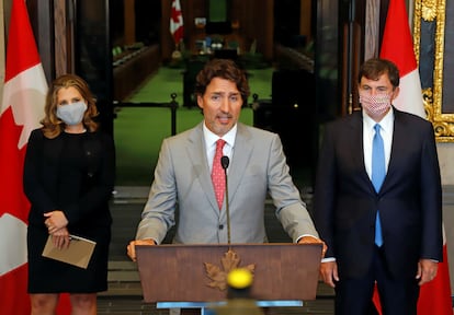 Justin Trudeau, en una rueda de prensa junto a Chrystia Freeland y al ministro de Asuntos Intergubernamentales, Dominic LeBlanc, este martes en Ottawa.