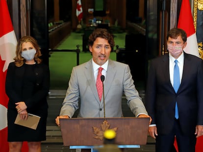 Justin Trudeau, en una rueda de prensa junto a Chrystia Freeland y al ministro de Asuntos Intergubernamentales, Dominic LeBlanc, este martes en Ottawa.