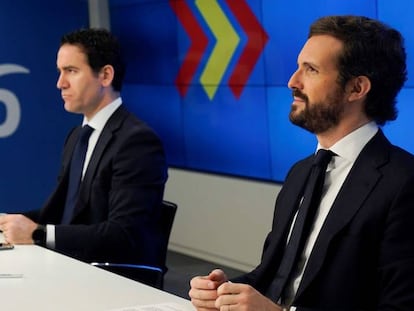 El líder del Partido Popular, Pablo Casado (d), y el secretario general del partido, Teodoro García Egea (i), en una reunión del Comité de Dirección del Partido Popular.