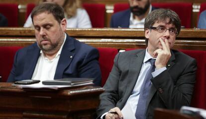 El presidente catalan, Carles Puigdemont junto al vicepresidente Oriol Junqueras durante el pleno.