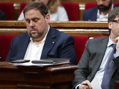 El presidente catalan, Carles Puigdemont junto al vicepresidente Oriol Junqueras durante el pleno.
