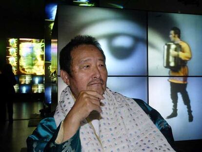 Nam June Paik, delante de su obra 'Global Groove 2004', en el Museo Guggenheim de Berlín.