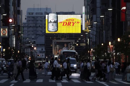 Anuncio de Asahi en el centro de Tokio.