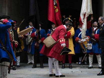 El presidente catalán, Quim Torra, recibiendo durante los actos de la diada a los Miquelets de Catalunya, una representación histórica de soldados milicianos y civiles del siglo XVIII. 