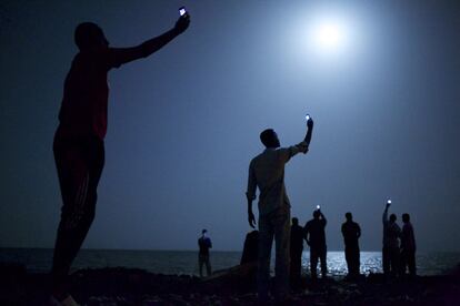 La instantánea que más llamó la atención de Valderrama no coincide con el ganador del World Press Photo de este año, John Stanmeyer (Illinois, 1964), por ‘Señal’. En la costa de la República de Yibuti, un país de algo más de 800.000 habitantes en el cuerno de África, ocho inmigrantes levantan sus teléfonos móviles para intentar captar la cobertura de la vecina Somalia. El fotógrafo estaba caminando una noche por la playa de la ciudad de Yibuti y se encontró con ese grupo: “Le pregunté a mi amigo y traductor lo que estaban haciendo y me dijo que eran somalíes que trataban de coger una señal del país vecino en sus teléfonos para conectarse con sus seres queridos”. Asegura que, inmediatamente, sintió “el peso y la medida de lo que estaba sucediendo: en nuestro día a día está presente la migración con la esperanza de tener una vida mejor, unido al deseo natural de mantenerte conectado a tu familia”.