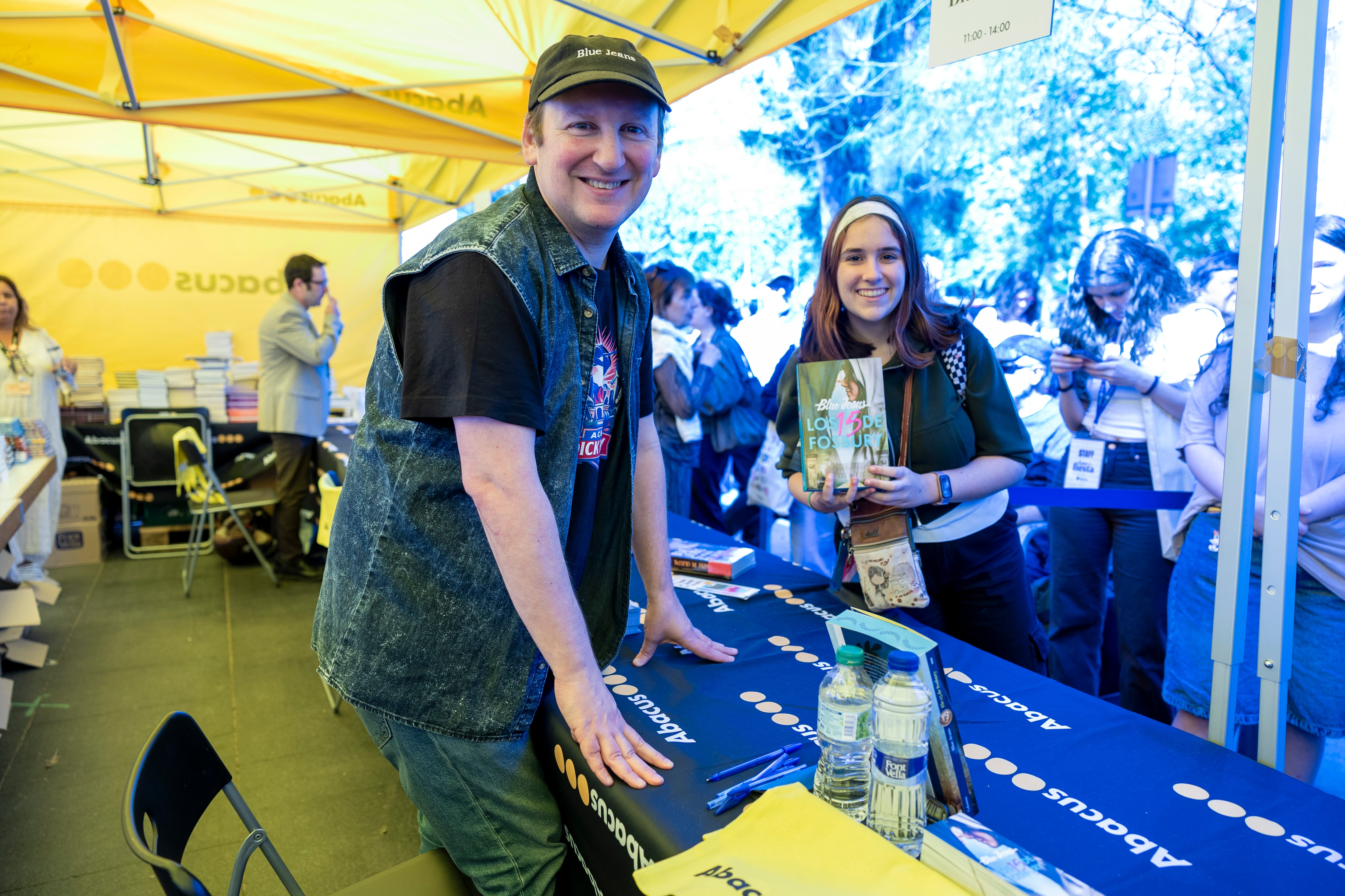 Los jóvenes en las firmas de Sant Jordi: “Este libro una vez firmado, se convierte en un tesoro”