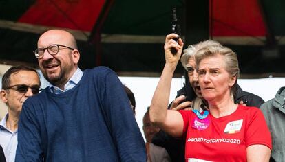 El momento en que la princesa Astrid da la salida con una pistola junto a Charles Michel.