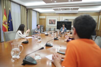 Reunión del vicepresidente segundo del Gobierno, Pablo Iglesias, con representantes de los sindicatos de inquilinos, el pasado 16 de octubre en Madrid.