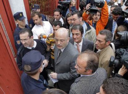 Los abogados de los policías detenidos entran en los juzgados de instrucción de Coslada.