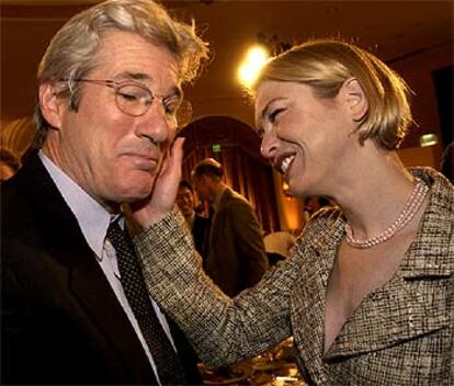 Renee Zellweger felicita a su compañero en <b></b><i>Chicago,</i> Richard Gere, durante los Premios de la Crítica.