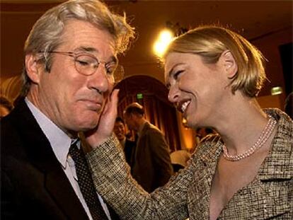Renee Zellweger felicita a su compañero en <b></b><i>Chicago,</i> Richard Gere, durante los Premios de la Crítica.