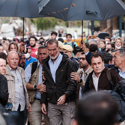 El Rey Felipe VI, durante su visita a una zona afectada por la DANA, a 3 de noviembre de 2024, en Paiporta, Valencia, Comunidad Valenciana (España). Los Reyes han visitado, junto al presidente del Gobierno y presidente de la Generalitat valenciana, algunas de las zonas afectadas por la DANA, que el pasado 29 de octubre arrasó la provincia de Valencia y que deja ya una cifra de más de 210 fallecidos.
03 NOVIEMBRE 2024
Carlos Luján / Europa Press
03/11/2024