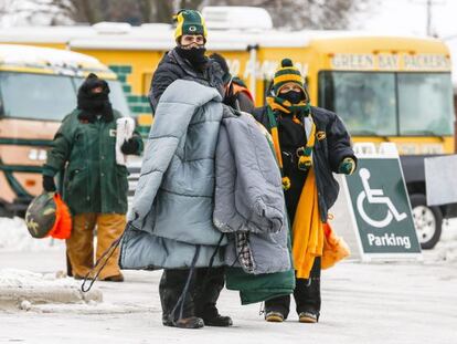 Seguidores de los Packers de Green Bay (Wisconsin), se preparan para un partido a -15 grados.