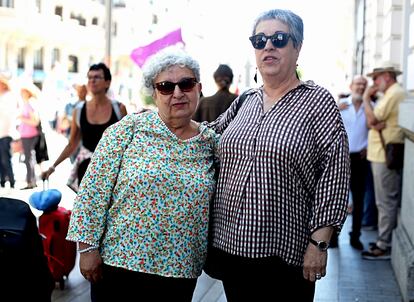 Inmaculada Corralo y Maribel Molinero, este lunes en la Gran Vía de Madrid. 