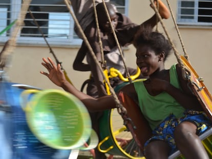 Una niña sierraleonesa disfruta del carrusel en Freetown, Sierra Leona.