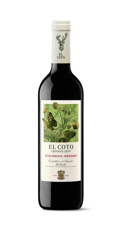 La bodega El Coto de Rioja presenta su primer crianza sostenible tanto por dentro como por fuera, El Coto Crianza Ecológico 2019. Elaborado con la variedad tempranillo, las uvas proceden de los viñedos ecológicos de la bodega, en los que se han empleado prácticas ancestrales y respetuosas con el medio ambiente, sin usar productos químicos de síntesis. Todos los procesos se han certificado de acuerdo con la normativa ecológica europea. Incluso las botellas son más ligeras, de solo 365 gramos. Es un vino fresco, frutal y balsámico. Precio: 8,75 euros.