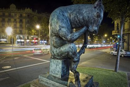 Meditacin, de Josep Granyer, parodia El pensador de Rodin y llama la atencin de los paseantes en la Rambla de Catalunya .