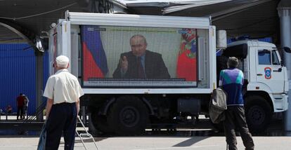 El presidente ruso, Vladimir Putin, en una pantalla de televisión en la ciudad de Mariupol, Ucrania.