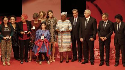 La reina Letizia junto a los premiados en el D&iacute;a Mundial de la Cruz Roja, en Sevilla. 