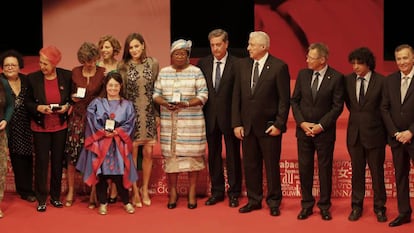 La reina Letizia junto a los premiados en el Día Mundial de la Cruz Roja, en Sevilla.